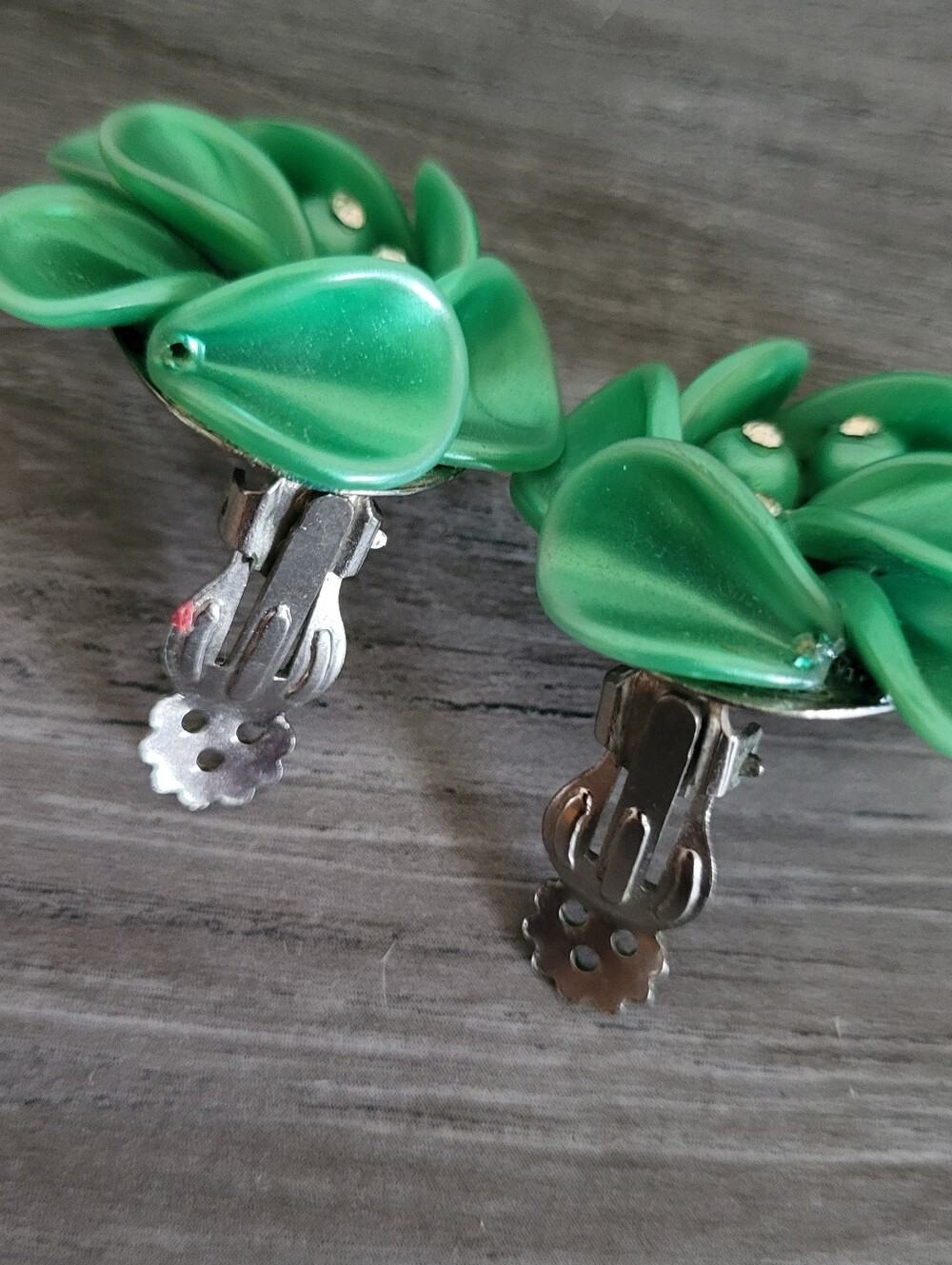 Vintage Green Floral Clip-On Earrings Mid Century Costume Jewelry - Picture 9 of 9